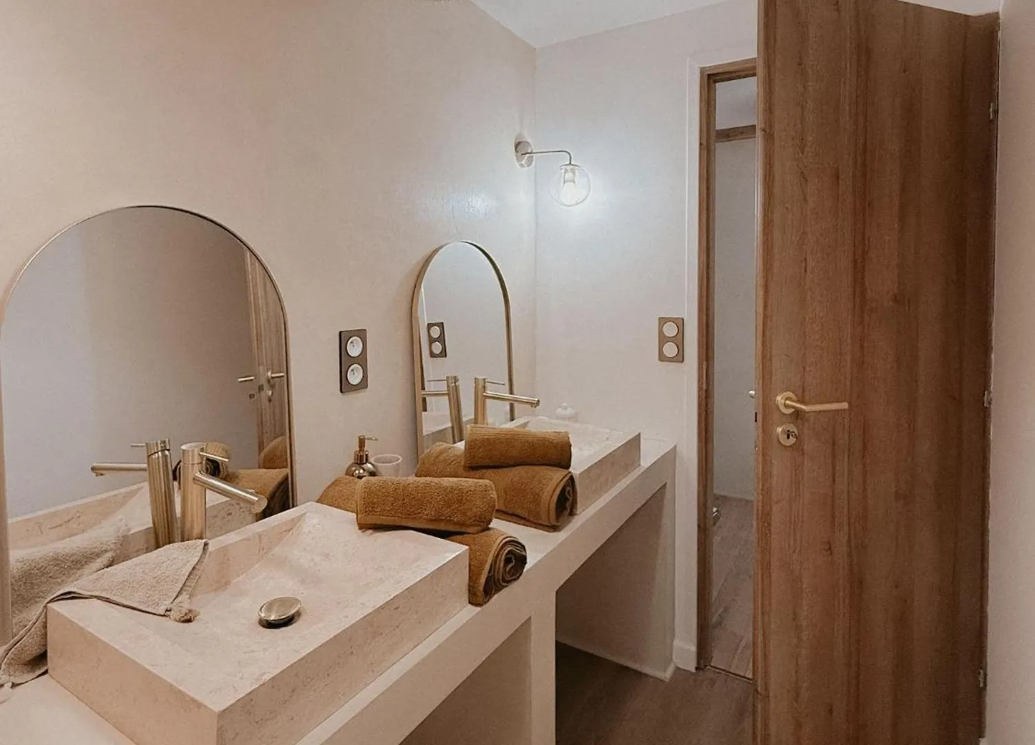 Charmante Maison En Pierres, Sejour A La Ferme Saint-Georges-d'Esperanche 0*,